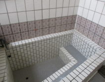 浴室ひび割れ・クラック補修後、カラフルシールは貼り施工！の写真